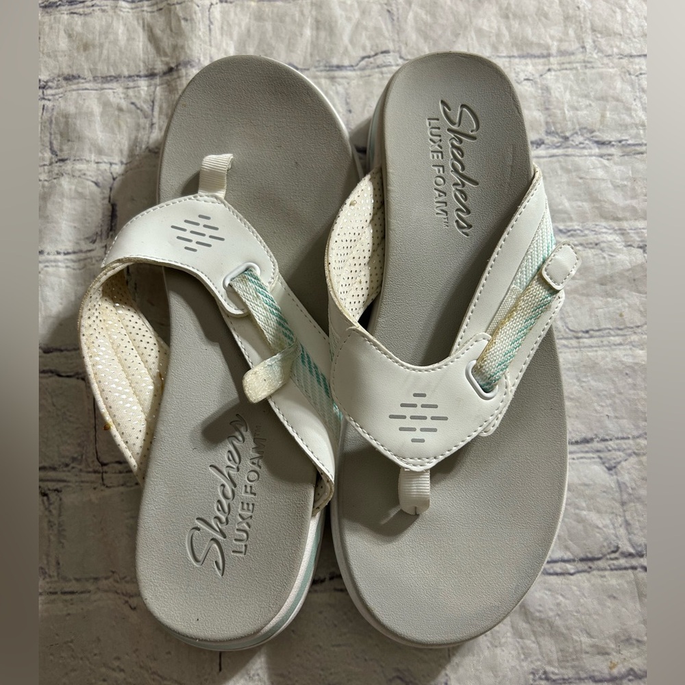 SKECHERS  CALI BREEZE 2.0 LUXE FOAM SANDALS WHITE WEDGE WOMENS SIZE US 8